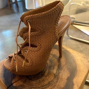 Schutz platform lace up 37